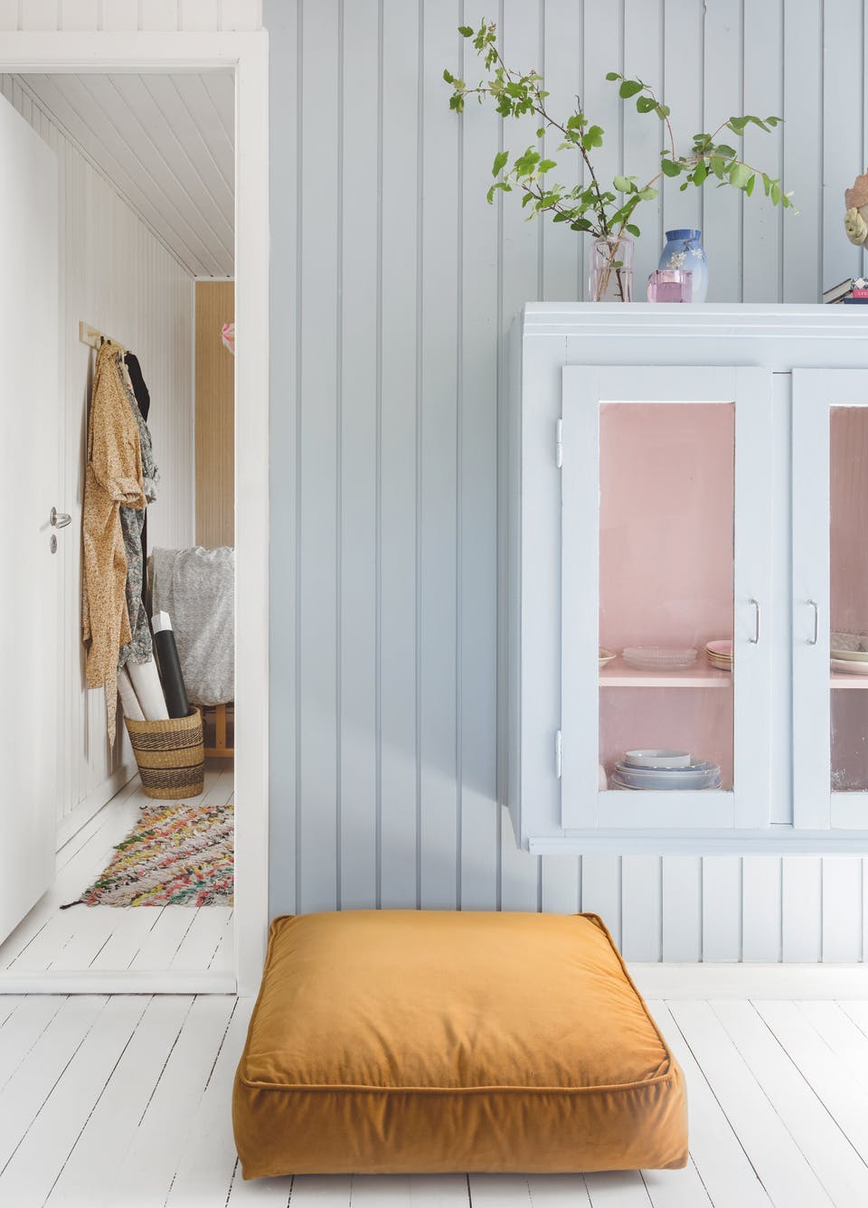 bom 190616 11 75dwu9uhwxmlecgn9hc4wa Vitrineskap på veggen